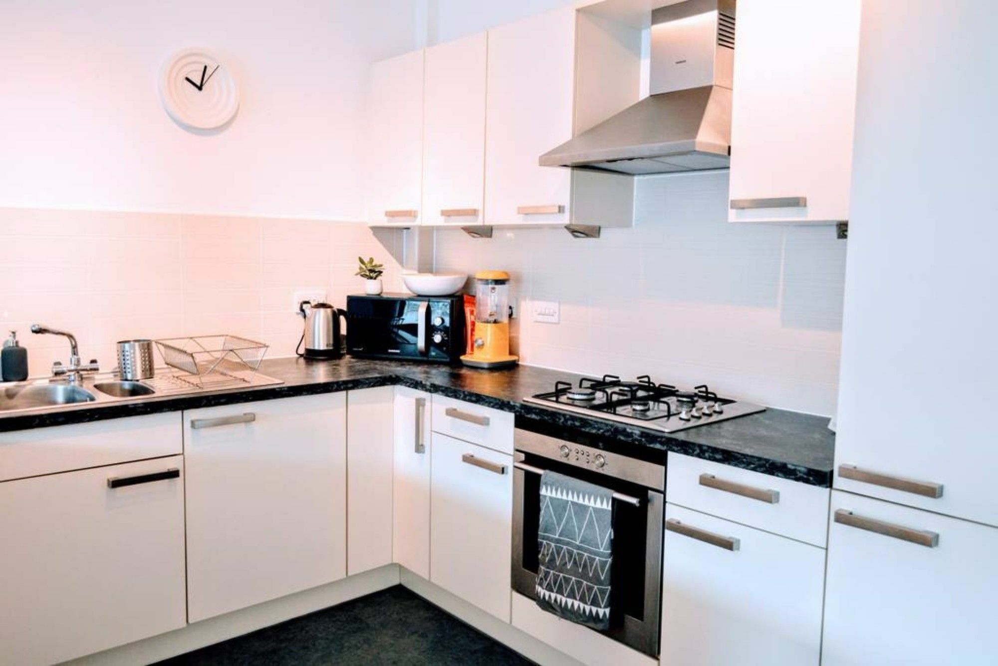 Beautifully Renovated Apartment -Central Единбург Екстериор снимка